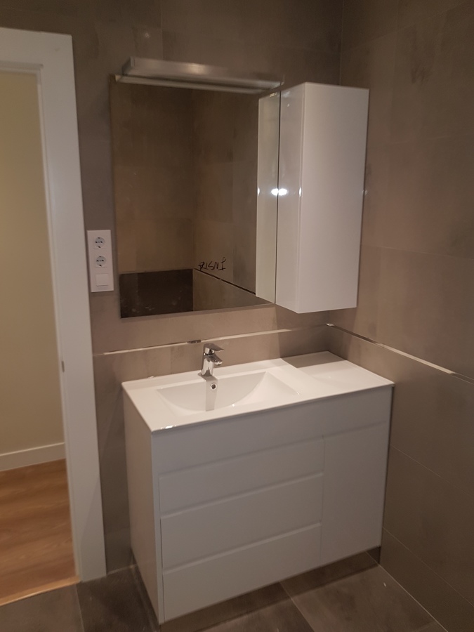 Cuarto de baño-mueble lavabo y armario hecho a medida