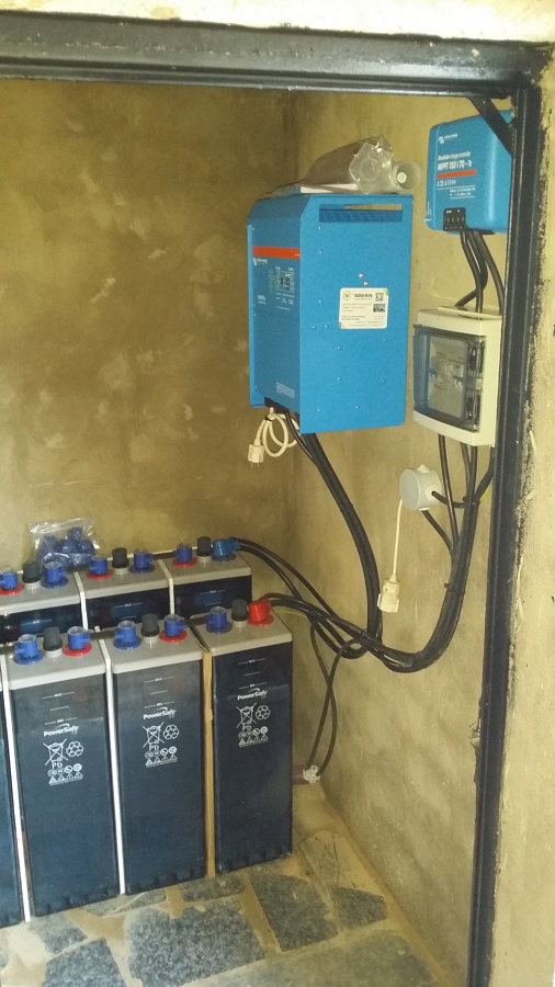 Cuarto de baterías, inversor-maximizador y cuadro eléctrico