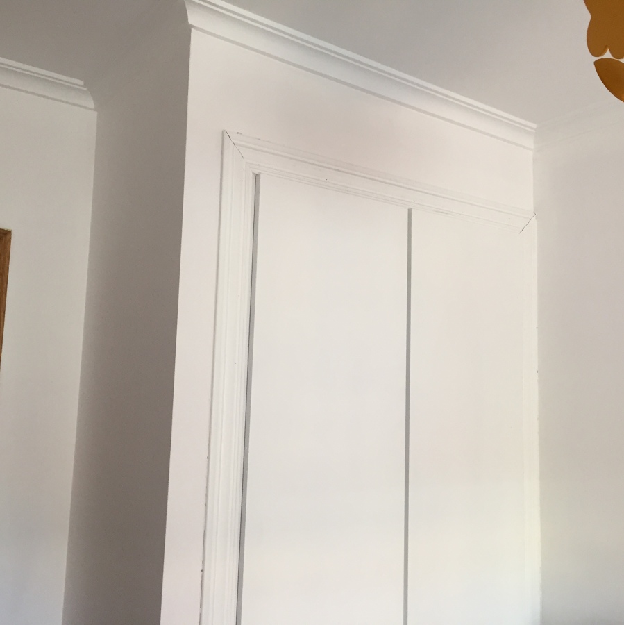 cuarto de color rojo, pintado en blanco