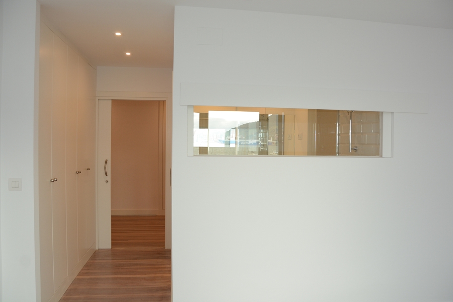 Cuarto principal con ventana a balo y vista reflejada