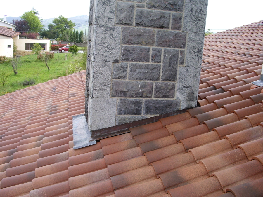 CUBIERTA, CHIMENEA DE PIEDRA Y LIMAHOYA