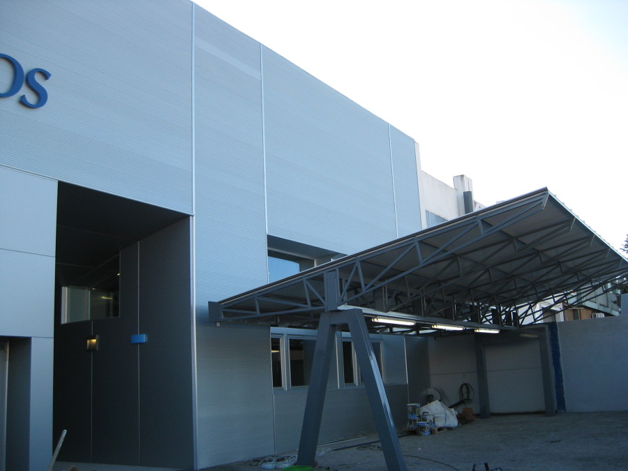CUBIERTA DE PARKING Y CARPINTERÍA DE ALUMINIO