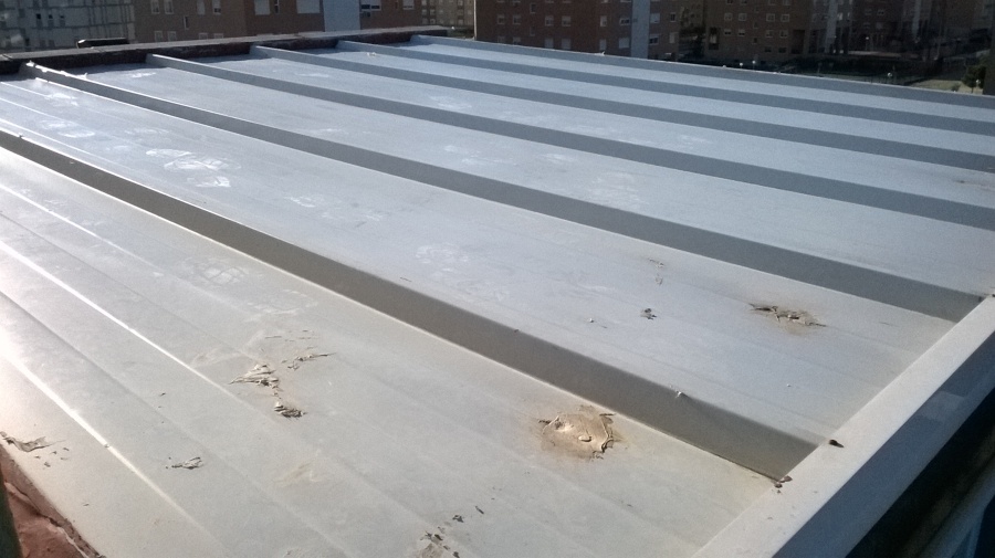 Cubierta panel sandwich lacado de fábrica.