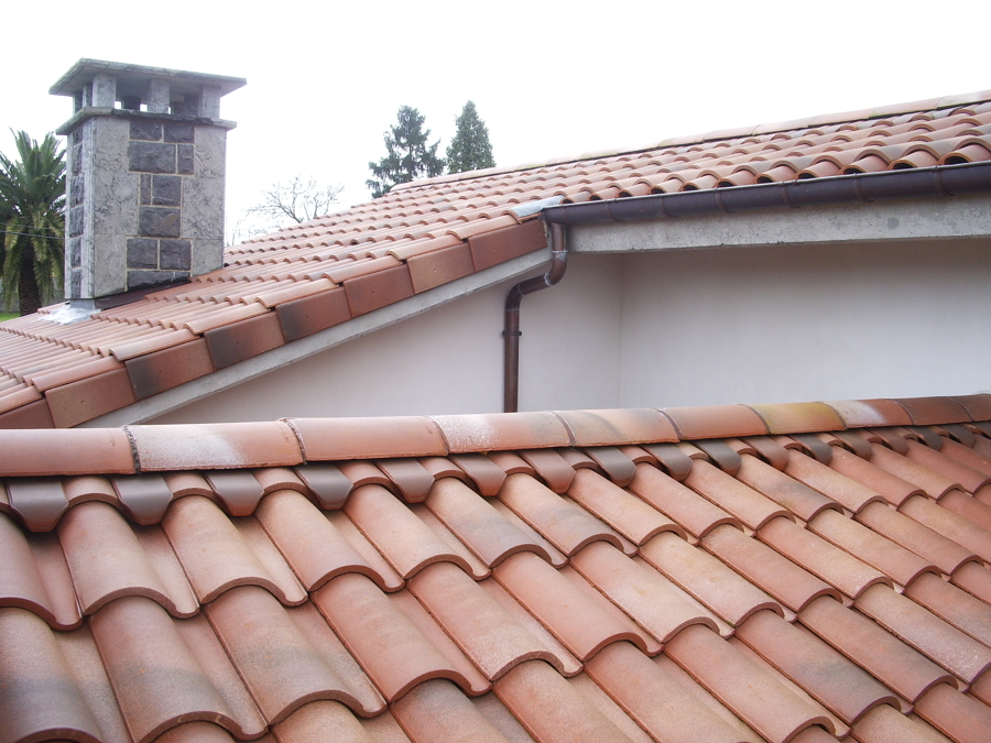 CUBIERTA Y CHIMENEA DE PIEDRA