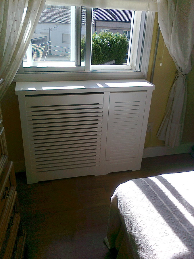 Cubreradiador lacado en blanco con puerta