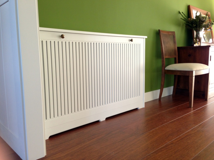 Cubrerradiador lacado en blanco.