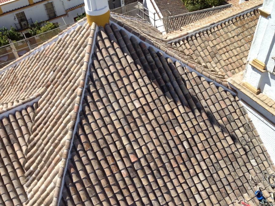 Cubricion con teja curva procedente de derribo. 