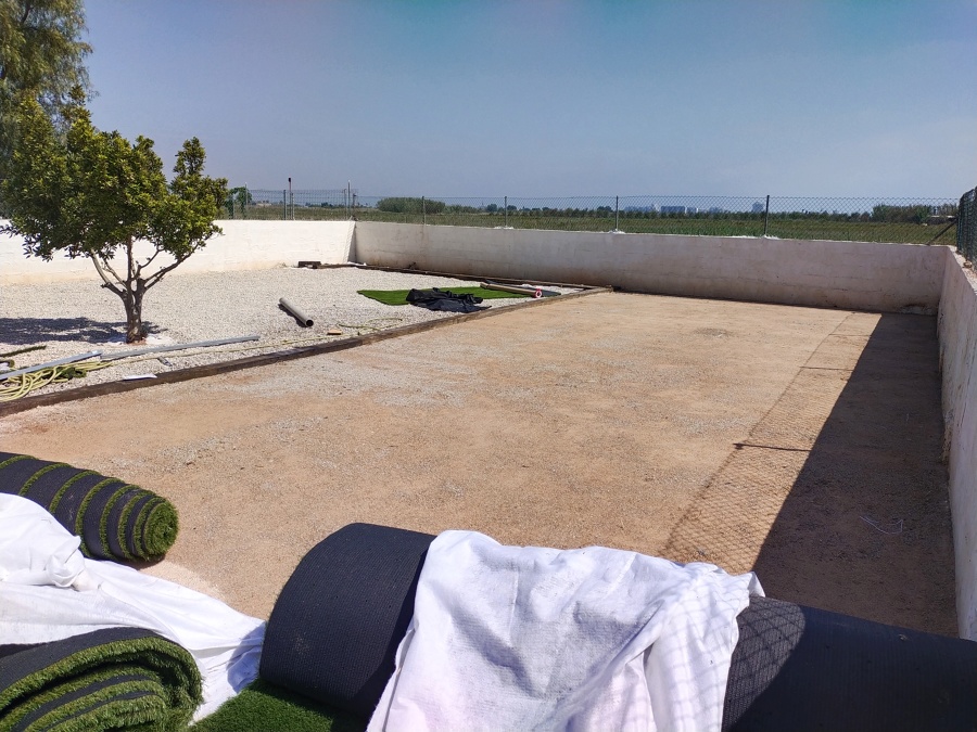 Dándole forma al terreno y preparando la instalación