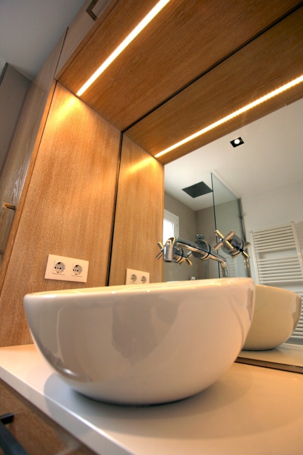 Dealle lavamanos y griferia empotrada en espejo.