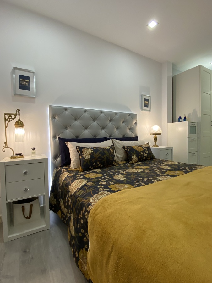 Decoración de dormitorio moderno en MINIPISO de Madrid