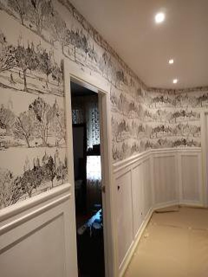 Decoracion de paredes con molduras y coló de papel pintado