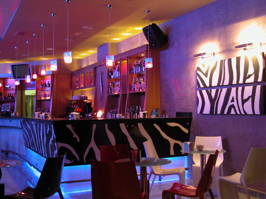 DECORACION E INLUMINACION EN CAFETERIA