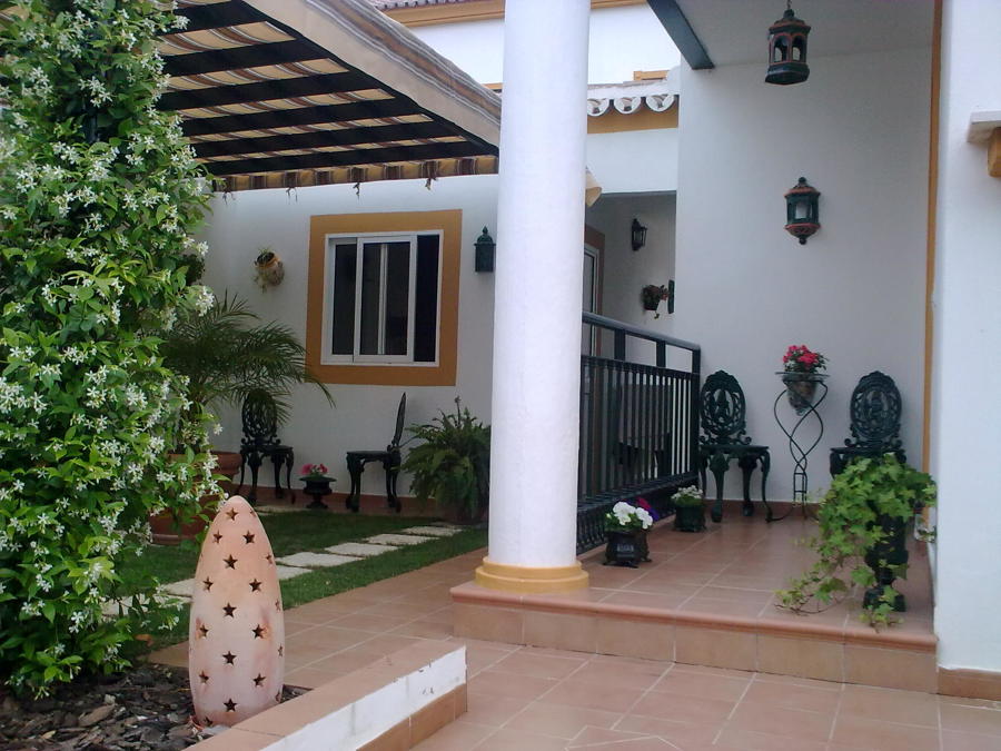 Decoración en jardín lateral y entrada