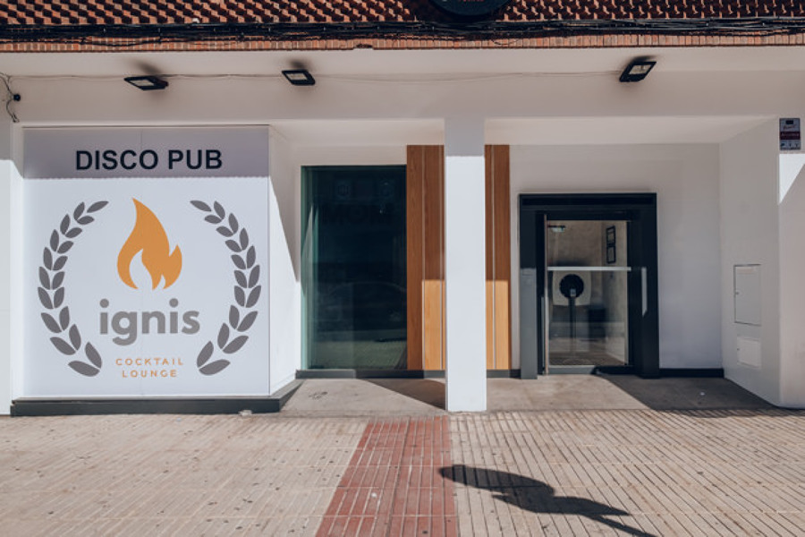 Decoración fachada de bar