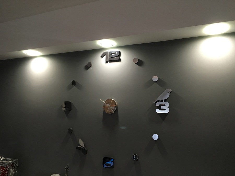 Decoración pared con reloj moderno