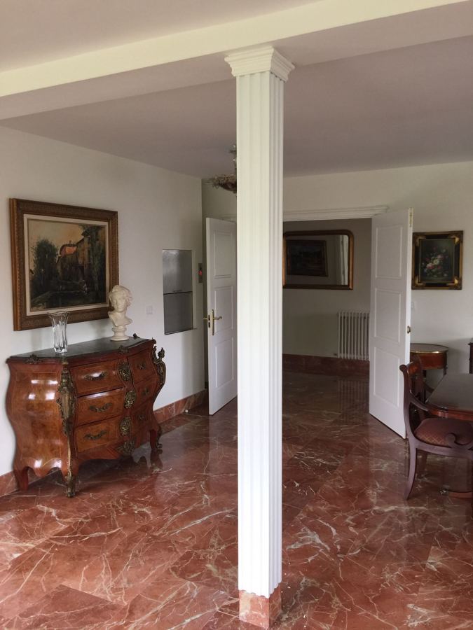 Decoración pilar metálico en madera