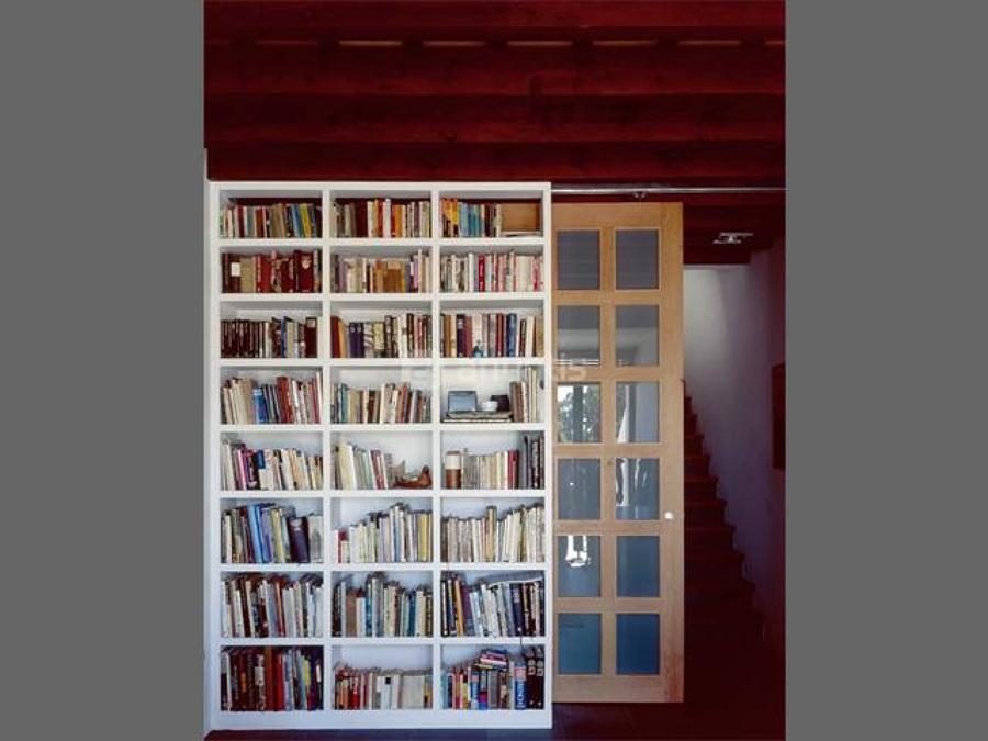 Decoración sotano estanteria de escayola