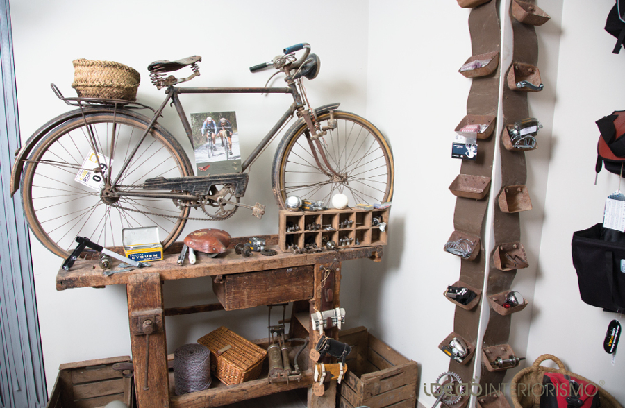 Decoración Vintage en tienda de bicicletas.