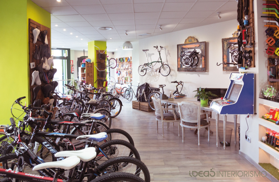 Decoración Vintage en tienda de bicicletas.