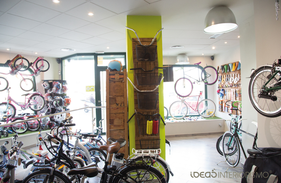 Decoración Vintage en tienda de bicicletas.