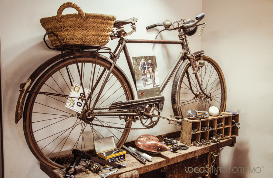 Decoración Vintage en tienda de bicicletas.