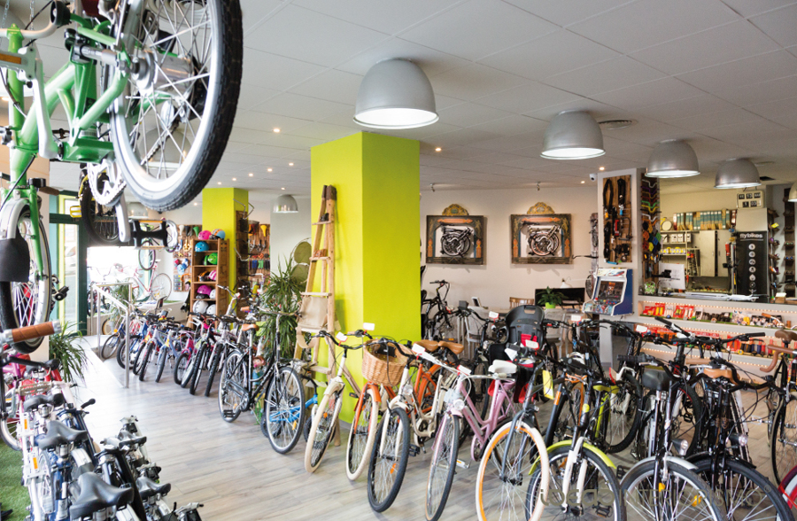 Decoración Vintage en tienda de bicicletas.