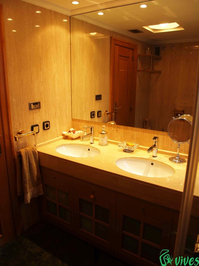 Decoración y diseño del interior del aseo reformado en Sector Universidad