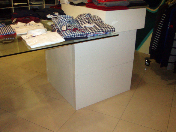 Decoración y montaje de tienda de ropa
