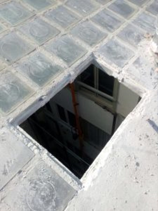 demoler parcialmente el tragaluz de cristal y hormigón
