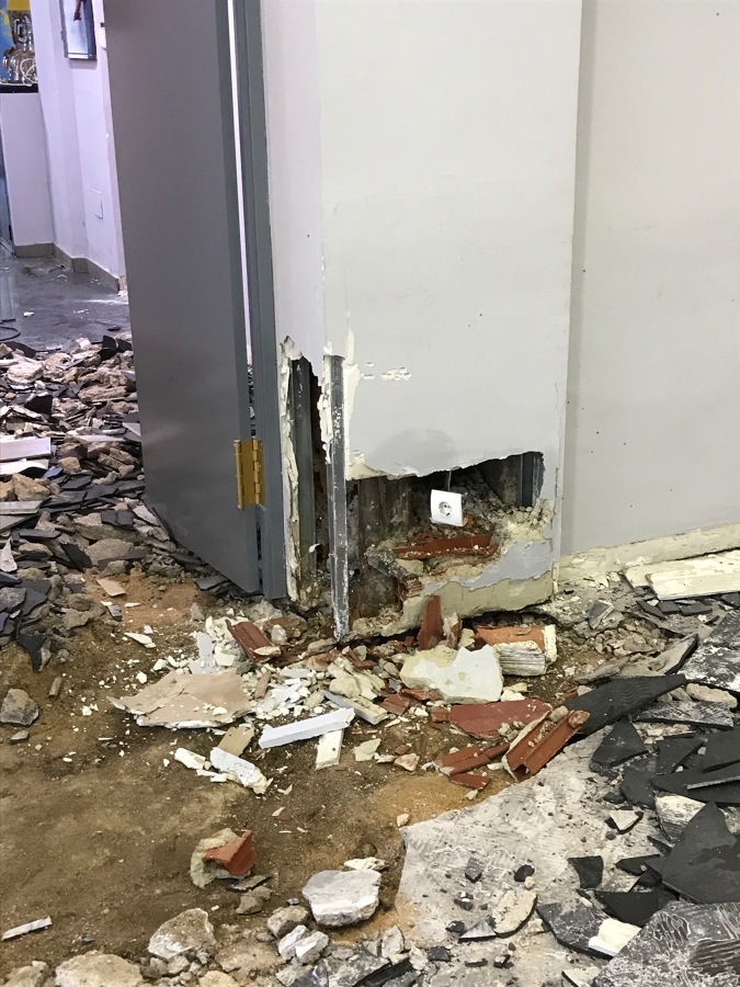 DEMOLICIO DE .FÁB.L.MACIZO 1/2 PIE A MANO