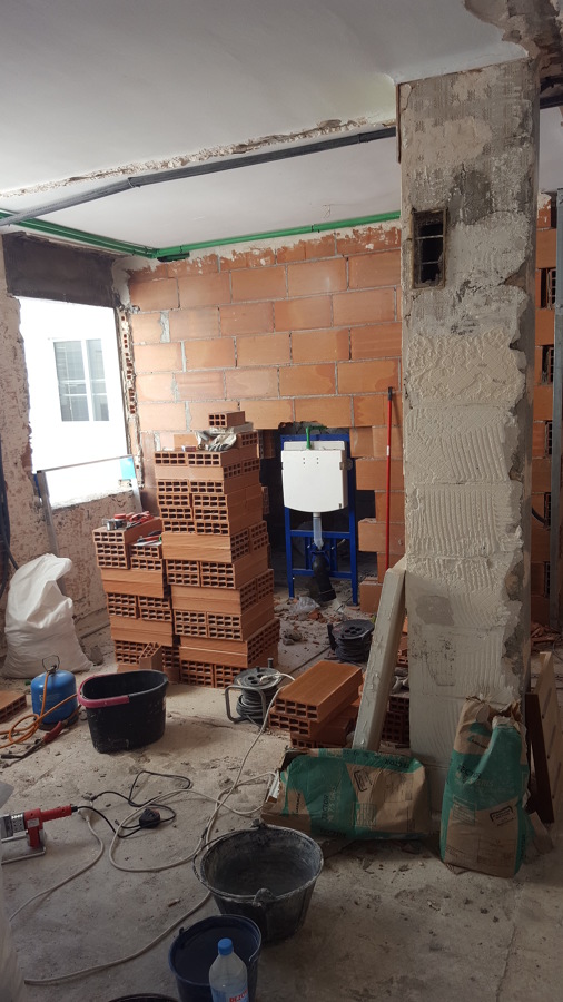 Demolición. Cisterna empotrada en obra