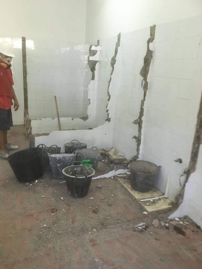 Demolición de baños antiguos.