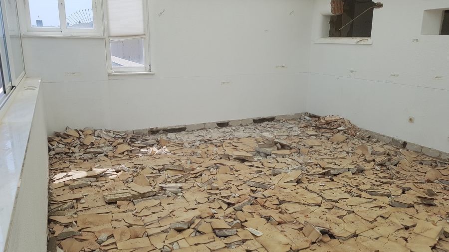 Demolición de suelo existente para bajar su altura