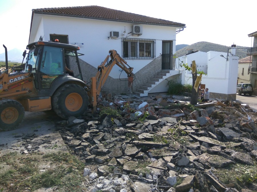 Demolición escaleras acceso oficinas y picado de Suelo