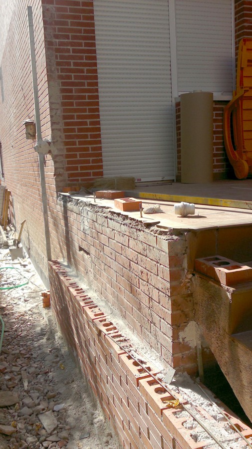 DEMOLICIÓN/INICIO MURO MEDIANERO