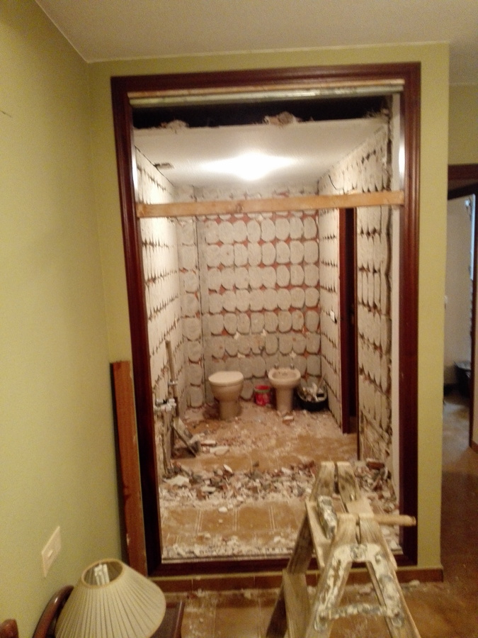 demolicion tabique divisorio entre baño y armario
