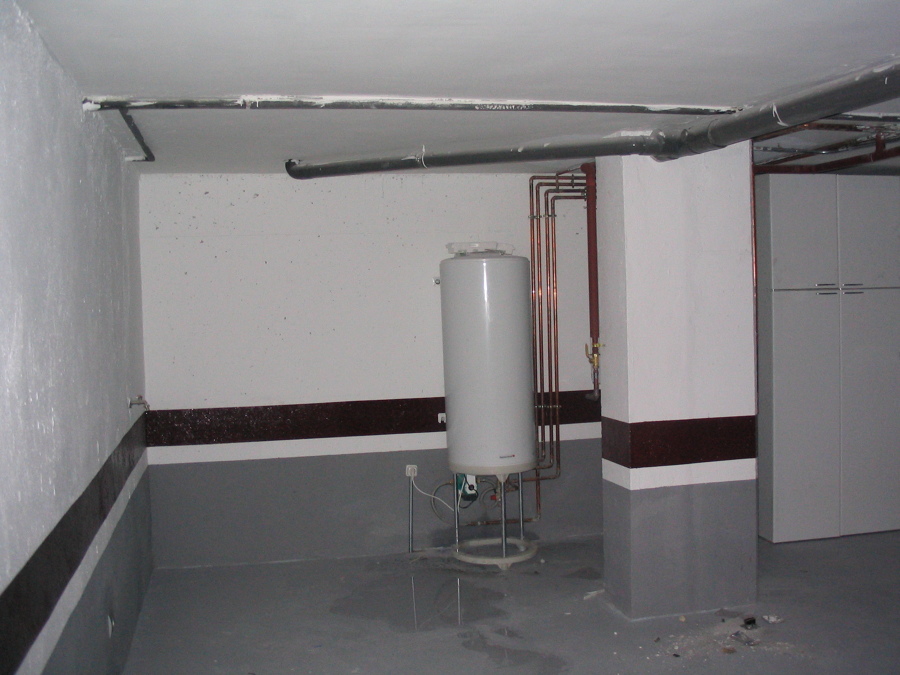 Depósito de agua caliente en un garaje 