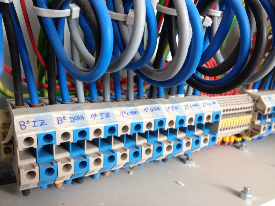 Derivaciones individuales bien embornadas con punteras y con cable libre de halógenos