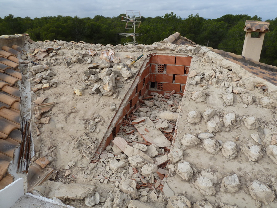 Derribo cubierta de teja para ampliar la planta