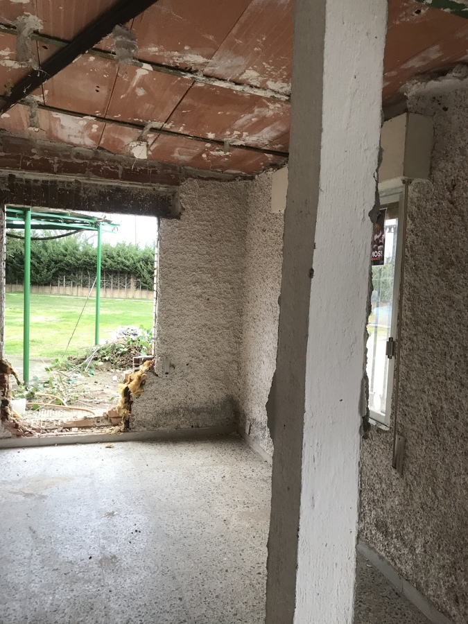 Derribo de antiguas estancias.