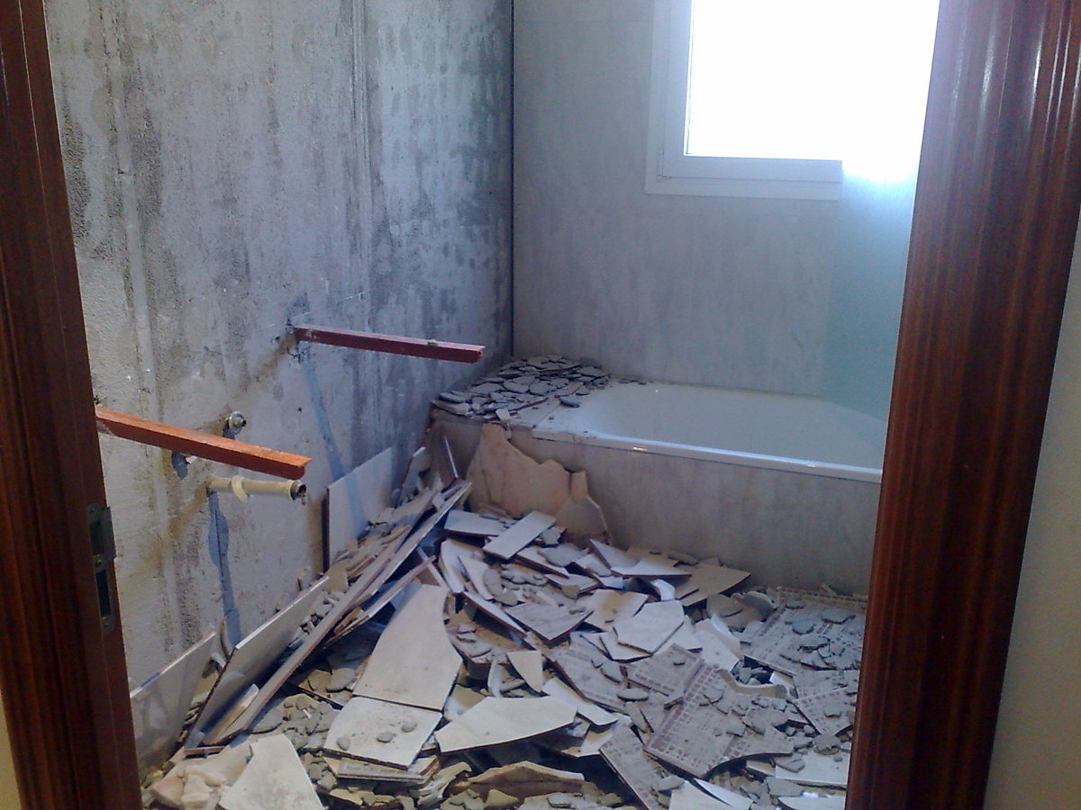 Derribo de baño antigüo.