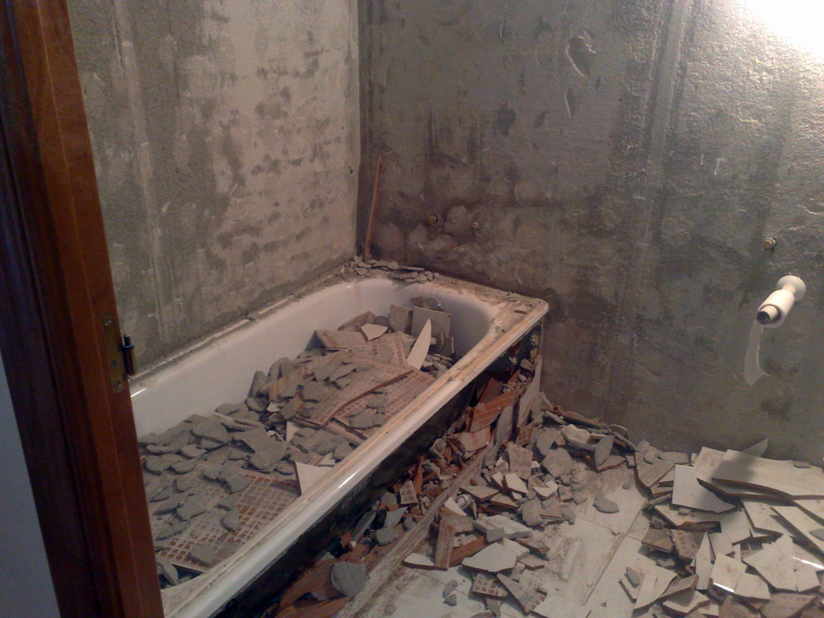 Derribo de baño antigüo.