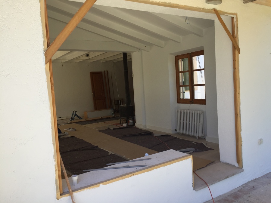 Derribo de muro en salón.