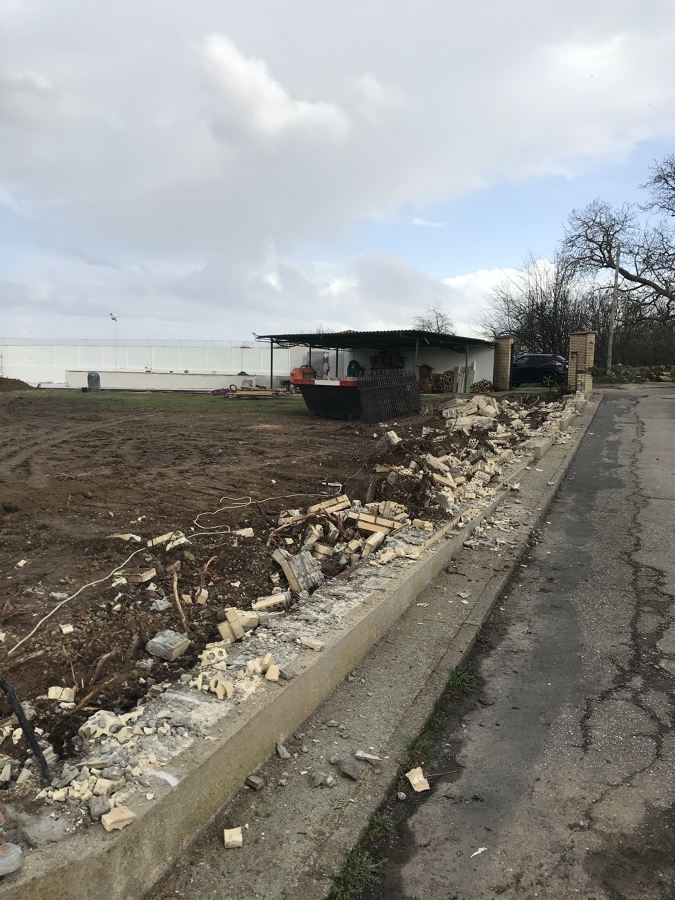 Derribo de muros exteriores.