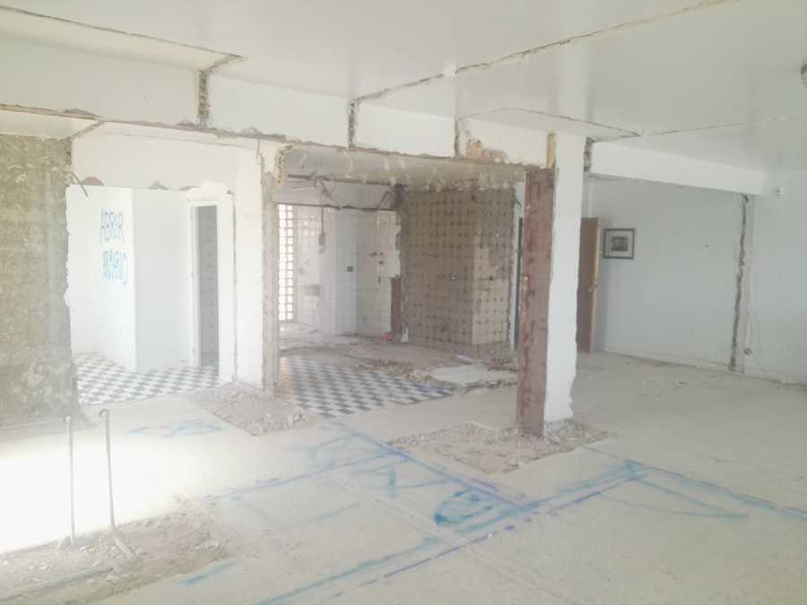 Derribo de tabiques abriendo la cocina al salón