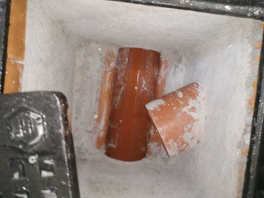 Desague a la nueva arqueta con tapa de hierro fundido