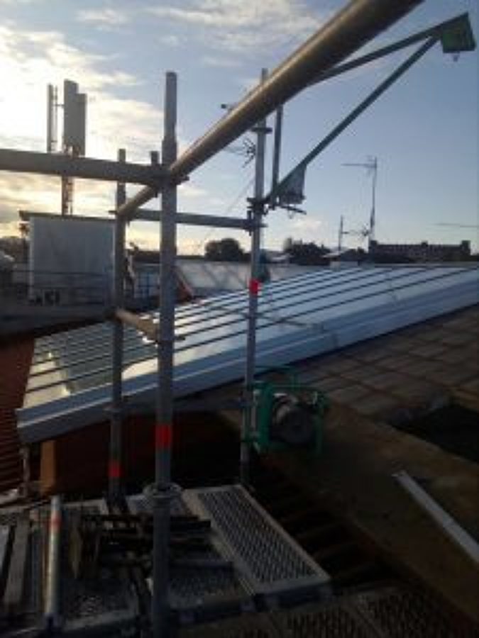 Descargar andamio y montar andamio en el interior del patio