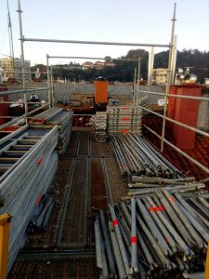 Descargar andamio y montar andamio en el interior del patio