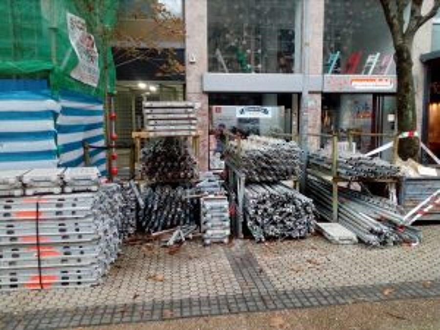 Descargar andamio y montar andamio en el interior del patio