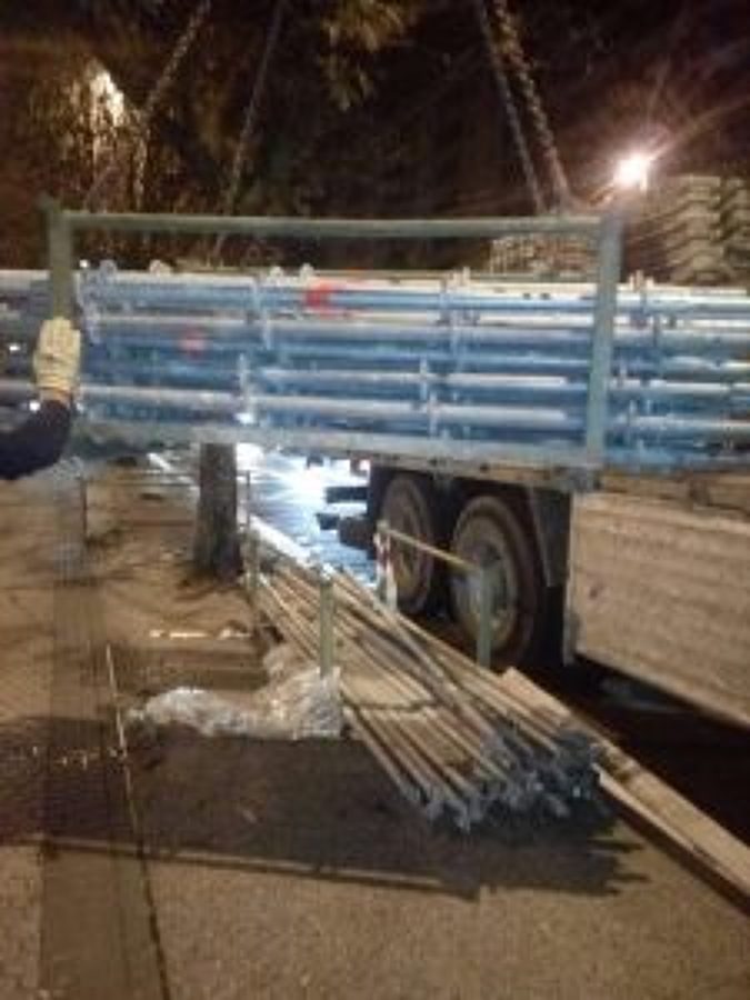 Descargar andamio y montar andamio en el interior del patio